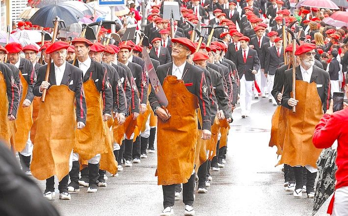 GORA SAN MARTIAL ! – Cantinières, tamborradas et bandas à Irùn
